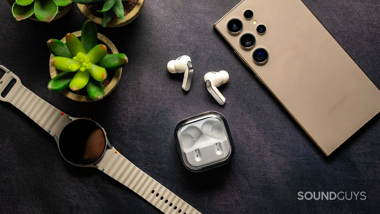 Galaxy Buds4 Pro sammen med Galaxy-enheter