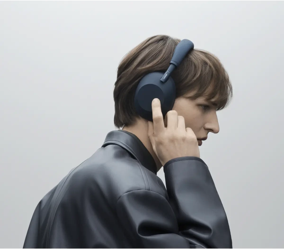 Sony WH-1000XM6 Blå – betjening i bruk