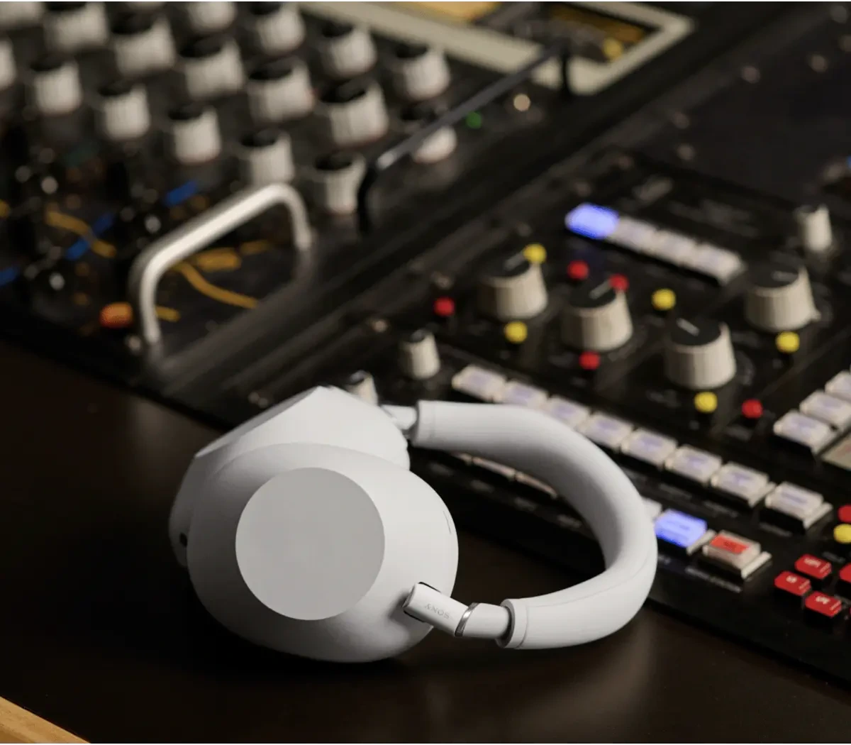 Signaturlyd, finjustert for detaljer – Sony WH-1000XM6 Sølv