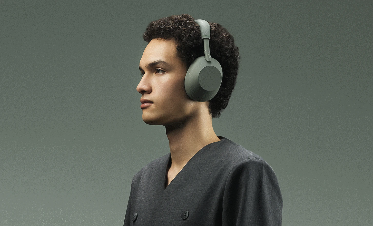 Sony WH-1000XM6 Olivengrå – i bruk