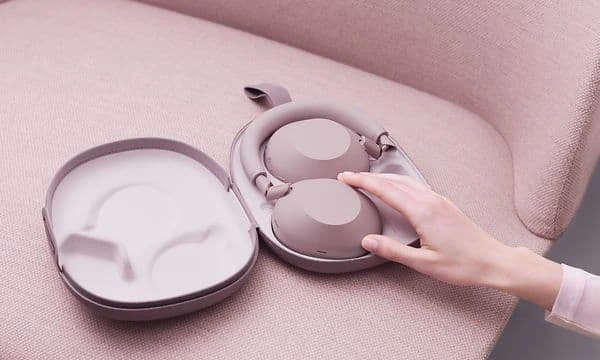 Sammenleggbart og enkelt å ta med – Sony WH-1000XM6 Sandrosa
